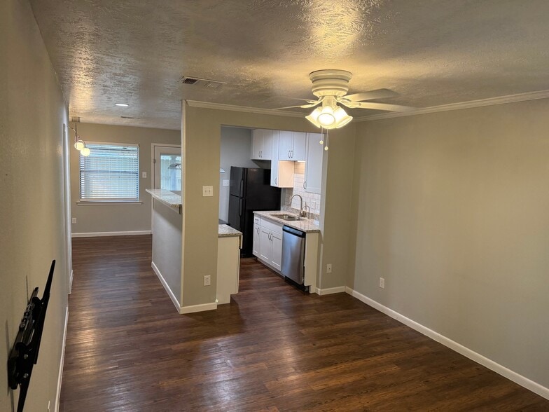Building Photo - 1403 Airline Dr
