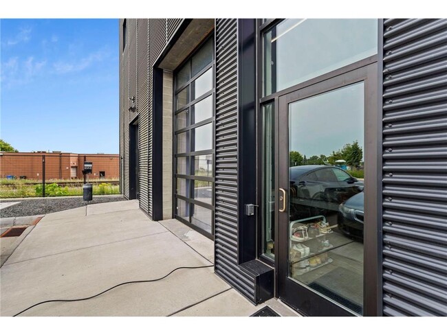 Building Photo - 801 SE 9th St
