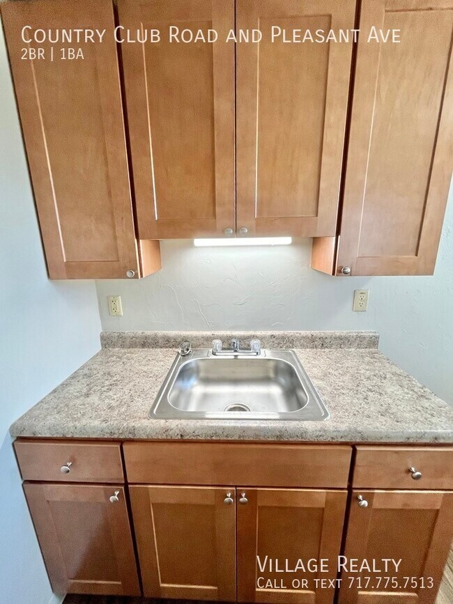 Building Photo - 615 Country Club Rd