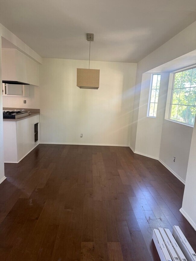 Building Photo - SPACIOUS AND BRIGHT 2 BED +2.5 BATH CONDO!...