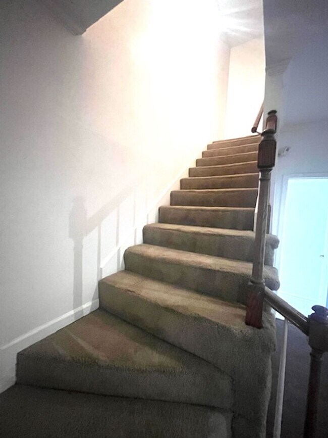 Building Photo - Quinn St - 1210/1212