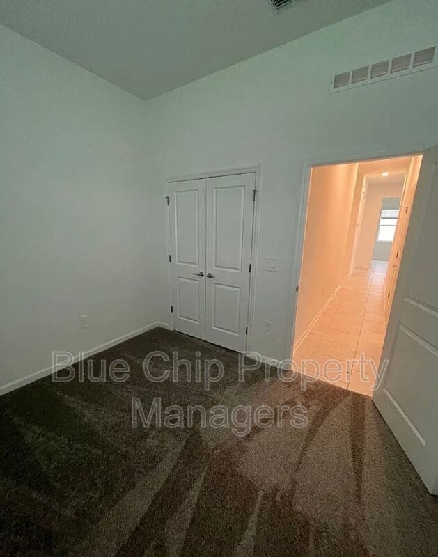 Building Photo - 3031 Country Side Dr