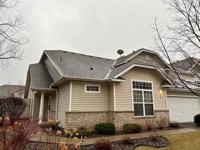 Building Photo - 475 Hickory Ln N