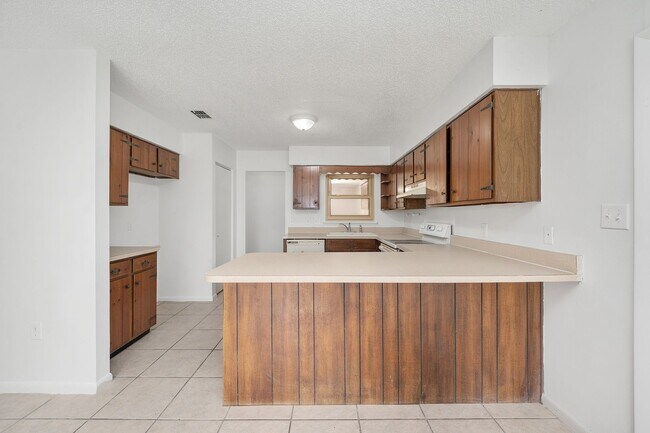 Building Photo - Spacious 3-Bedroom Home with Fireplace, Split Floor Plan & Screened Lanai in Southeast Ocala!