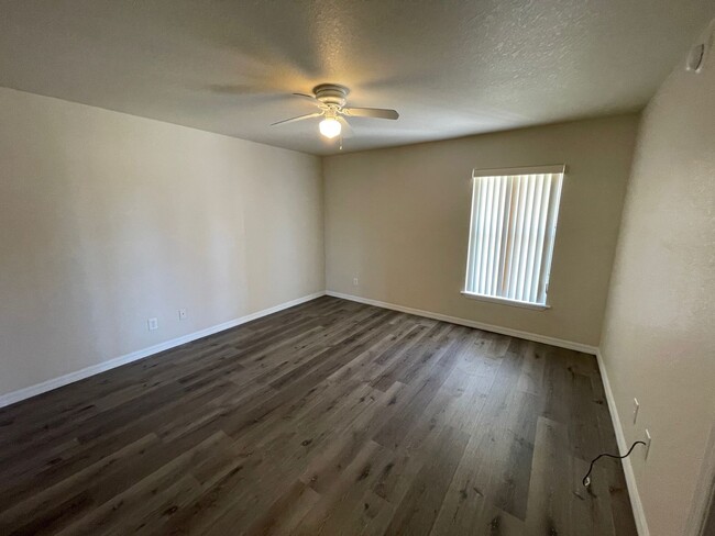 Building Photo - 2 Bedroom/2 Bathroom Apartment