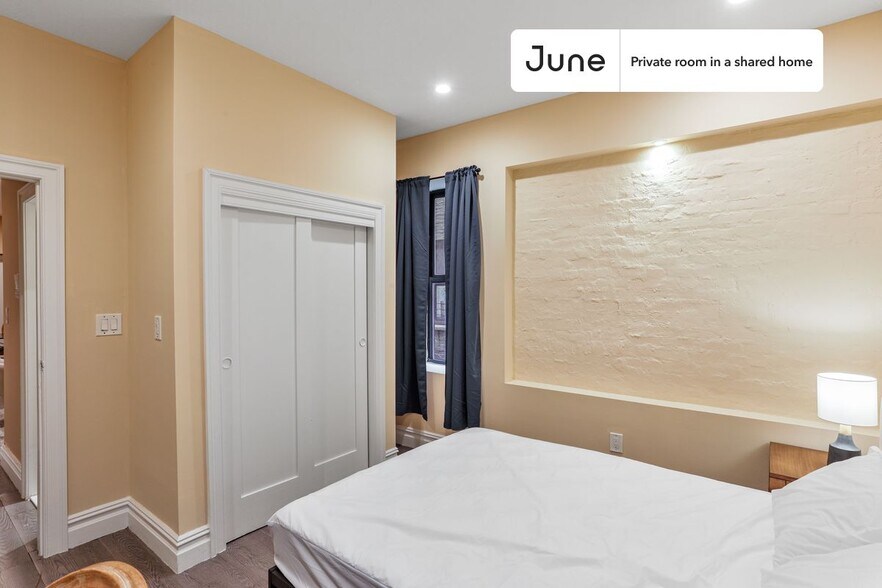 Building Photo - Room in Shared 3 bed/2 bath home