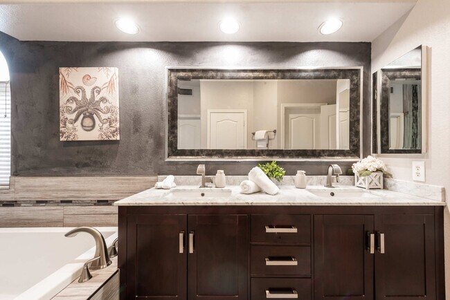 Building Photo - 5924 E Woodridge Dr