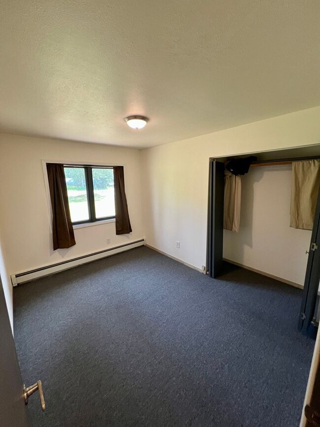 Building Photo - 3 Bedroom Home / 2-Car Garage / No Pets