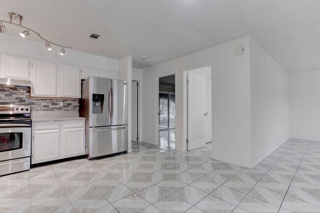 Building Photo - 808 Hedge Way