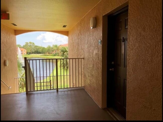 Building Photo - 131 SW Palm Dr