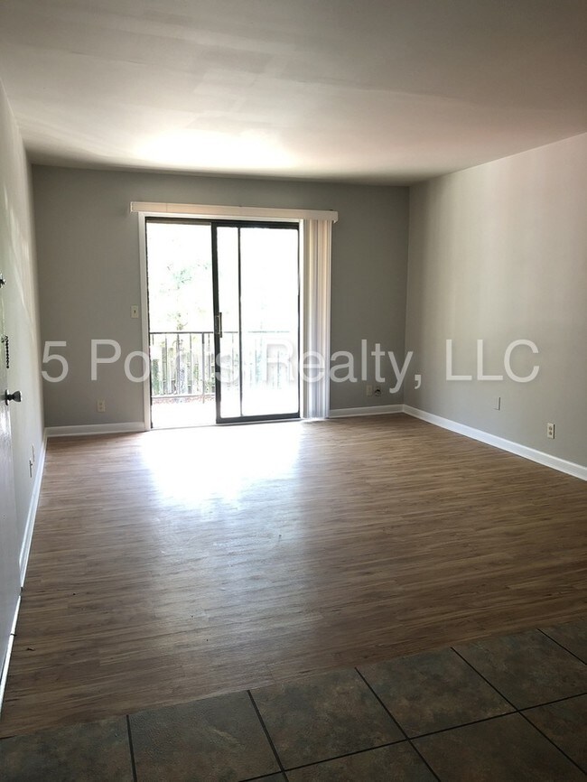 Building Photo - 420 Walton Ln