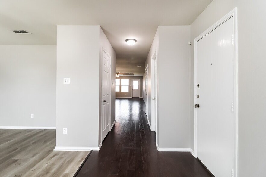 Building Photo - 10009 Calcite Dr