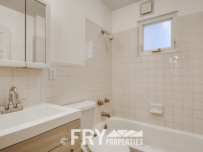 Building Photo - Short Term Lease Needed for Quaint Potter Highlands Home