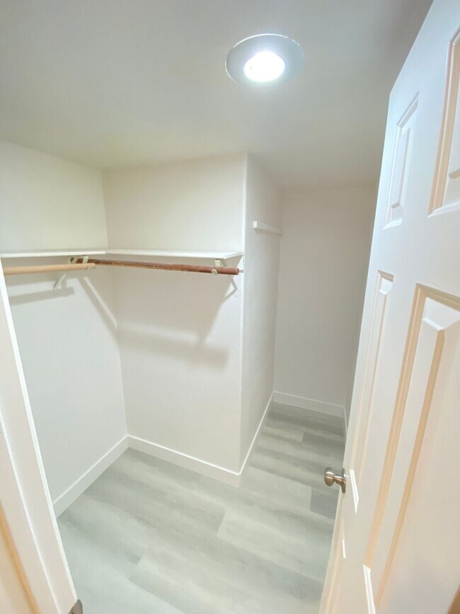 Building Photo - MOVE IN SPECIAL-Delightful 2BED/2BATH Condo tucked away in a picturesque Henderson community!