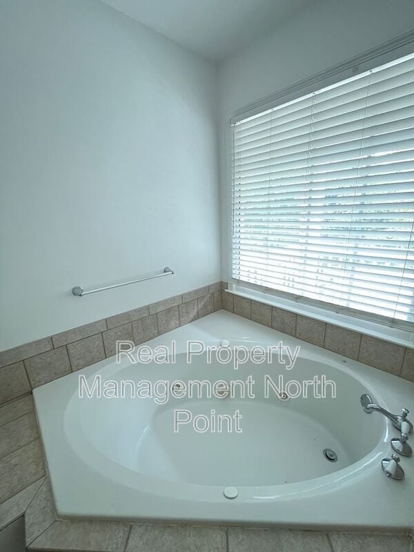 Building Photo - 889 Crew St SW