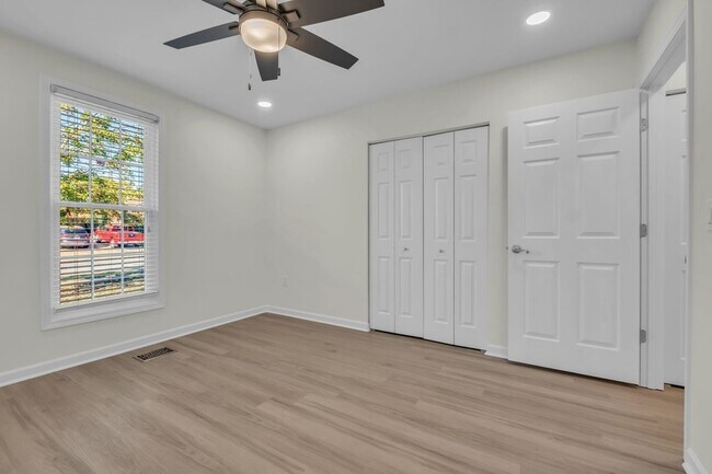 Building Photo - 129 Vintage Cir