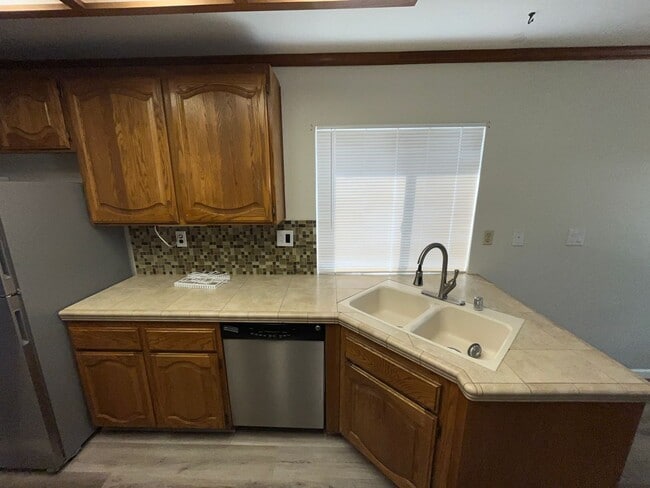 Building Photo - 3 Bed | 2 bath | 1620 SF | 2 Car Garage | Single Story | Tenant pays $175 for WS&G | Includes Gar...