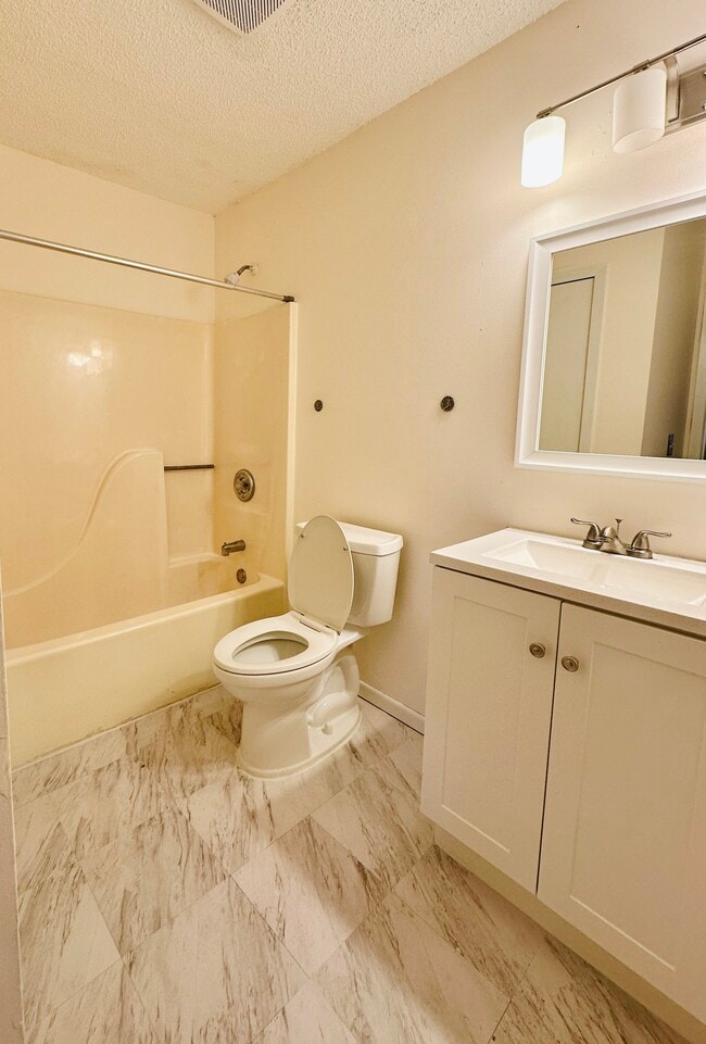 Building Photo - Condo on Park