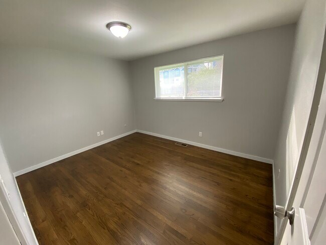 Building Photo - 309 Choker St SE