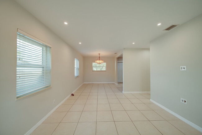 Building Photo - 917 NE 164th St