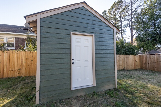 Building Photo - 3BR SFR with Washer/Dryer In Unit & Fenced Backyard in Midtown