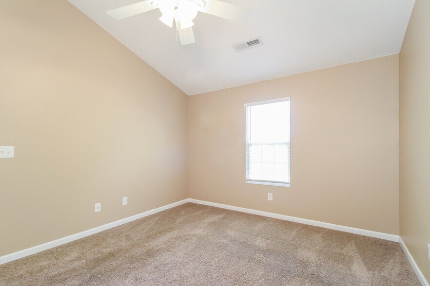 Building Photo - 300 Creekview Dr