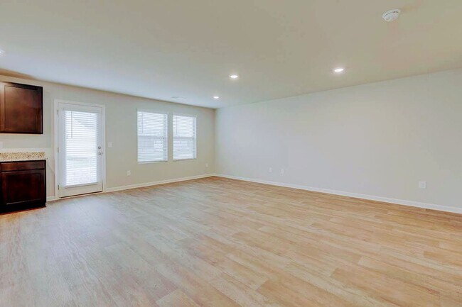 Building Photo - Beautiful Rental Home Features 5 Beds/3.5 ...