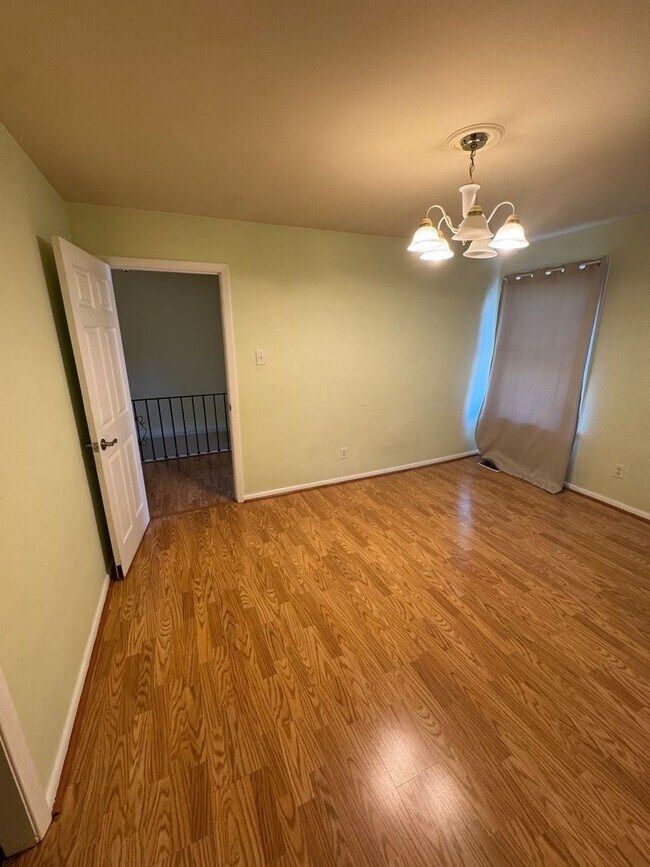 Building Photo - 5 Bedroom 2.5 Bath in Squirrel Hill