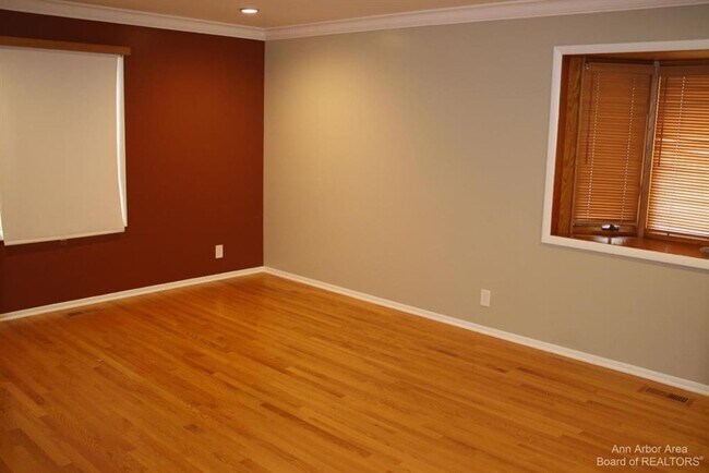 Building Photo - Spacious Ranch