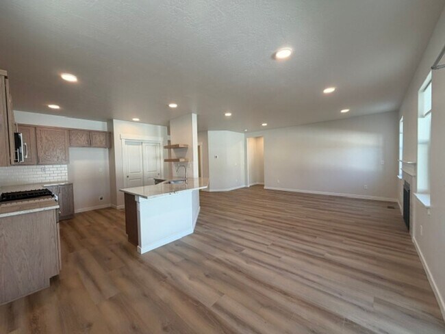 Building Photo - 421 Needlegrass Ln