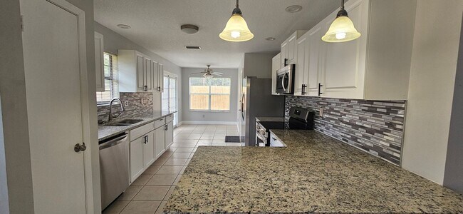 Building Photo - Charming 3-Bedroom Home in Deland – Water and Lawncare Included!