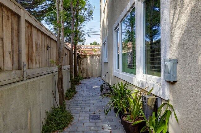Building Photo - 4 Bed / 3 Bath San Bruno home in highly de...