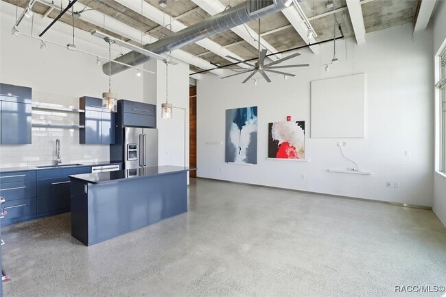 Building Photo - 302 SE Broadway St