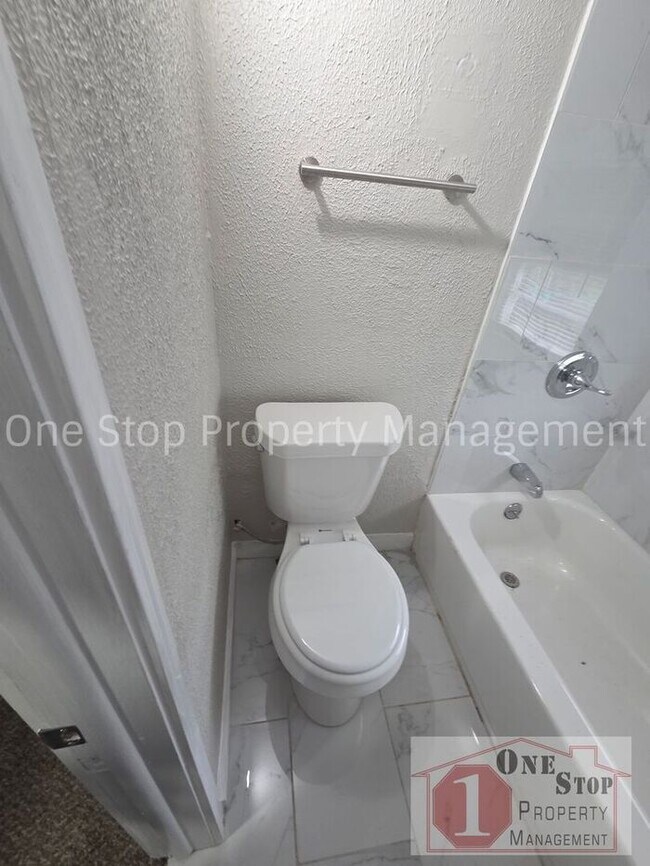 Building Photo - Beautiful 5 Bedroom 2 Bathroom in Kansas City!