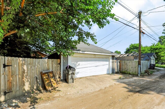 Building Photo - 3910 N Kenwood Ave