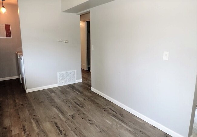 Building Photo - $1,400 | 3 Bedroom, 1 Bathroom Top Floor Duplex | No Pets | Available for August 1st, 2026 Move In!