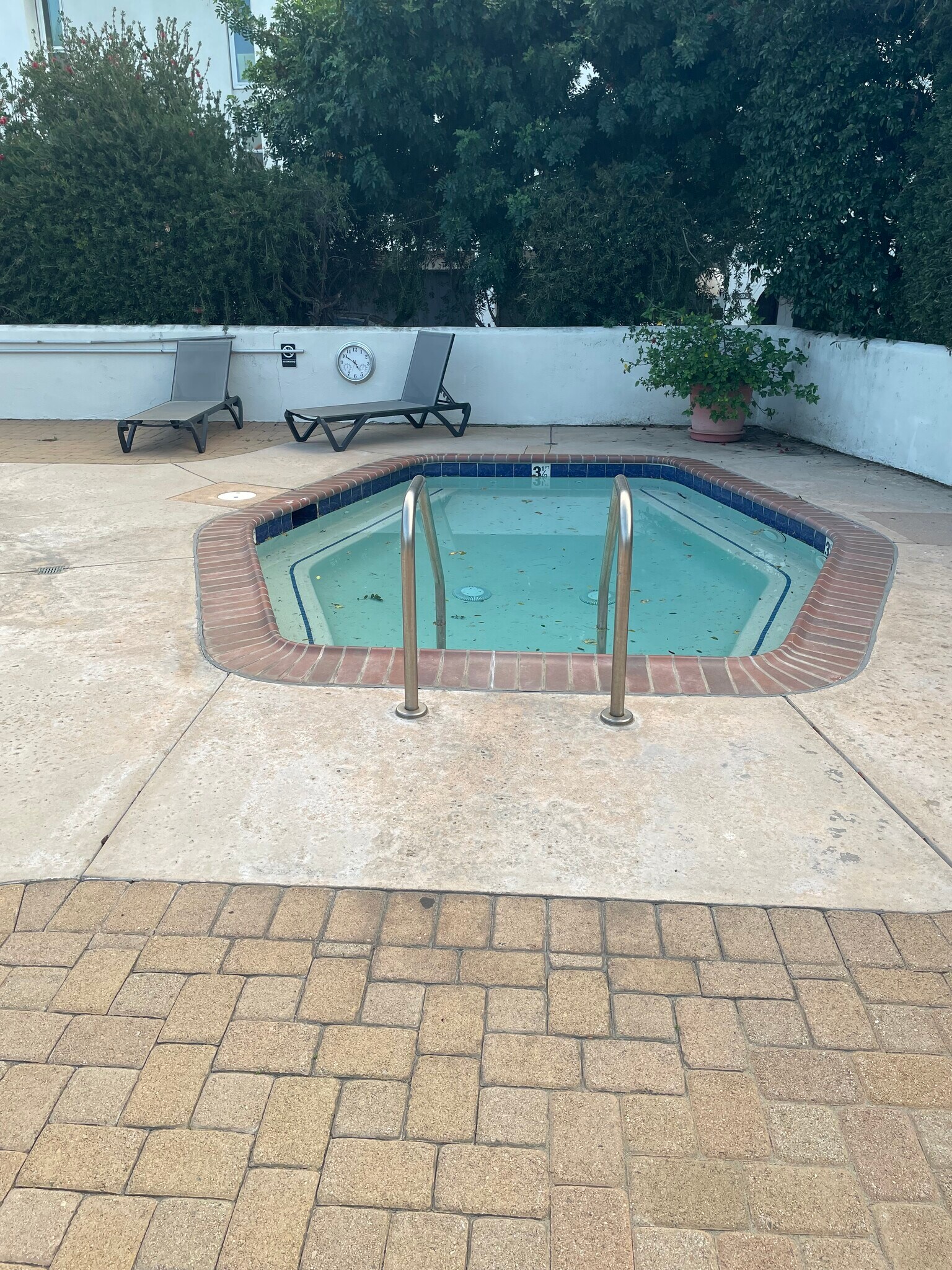 Jacuzzi - 5271 Newcastle Ave