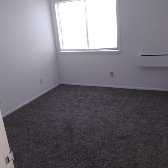 Bedroom has 2 closets - 1315 Noble Ave