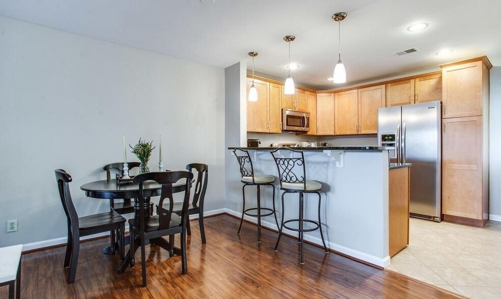 Breakfast Bar and Dining Area - 2681 Glengyle Dr