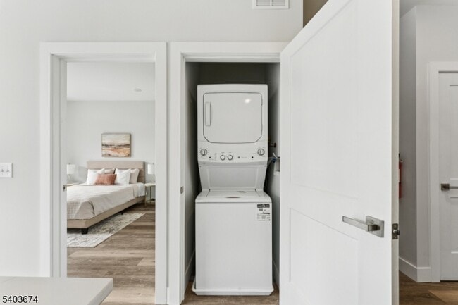 Building Photo - 140 W Webster Ave