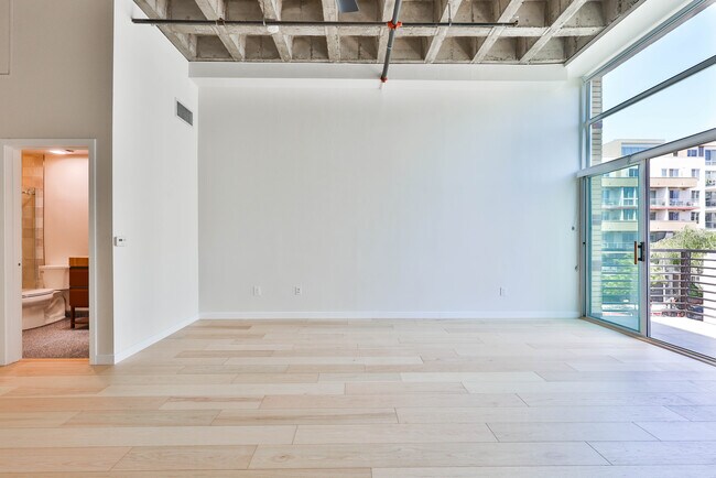 Building Photo - 3211 Fifth Ave