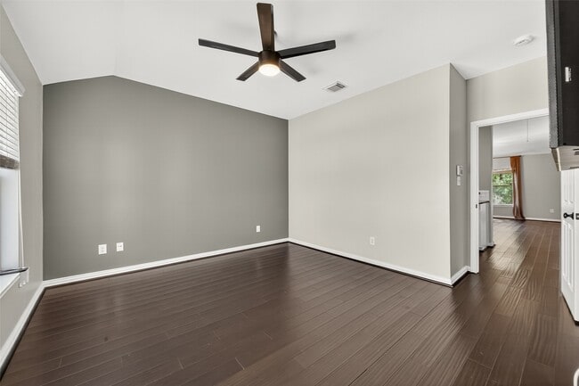 Building Photo - 1127 W 24th St