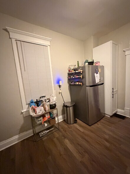 Building Photo - 172 W 8th Ave