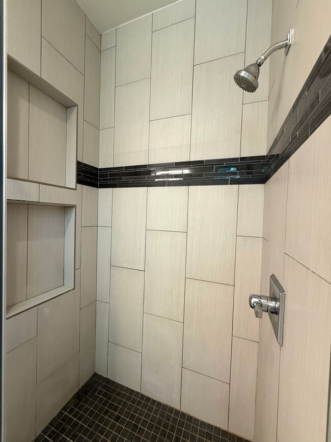 Building Photo - Gorgeous & modern free-standing home in ‘02!