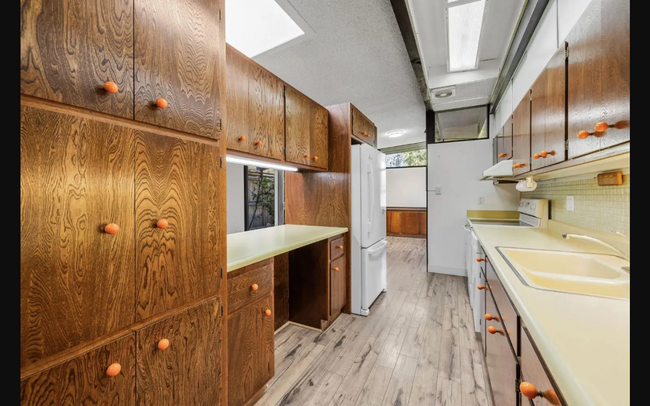 Building Photo - Sprawling 7 bedroom home available for sum...