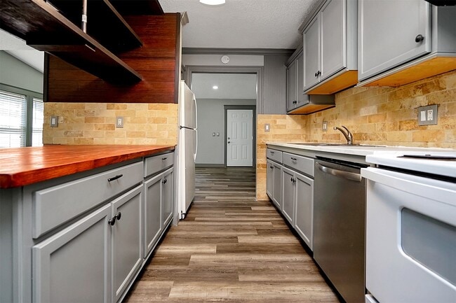 Building Photo - 10 Carol Ct