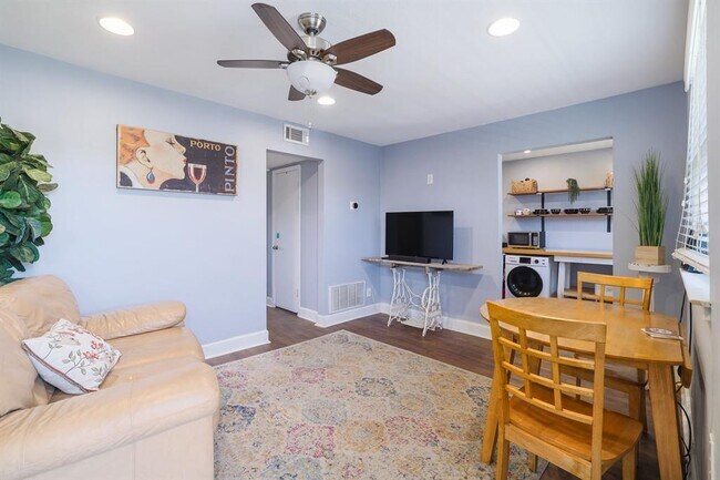 Building Photo - 2401 Manor Rd