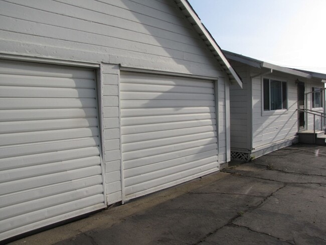 Building Photo - 15573 E Milton Rd