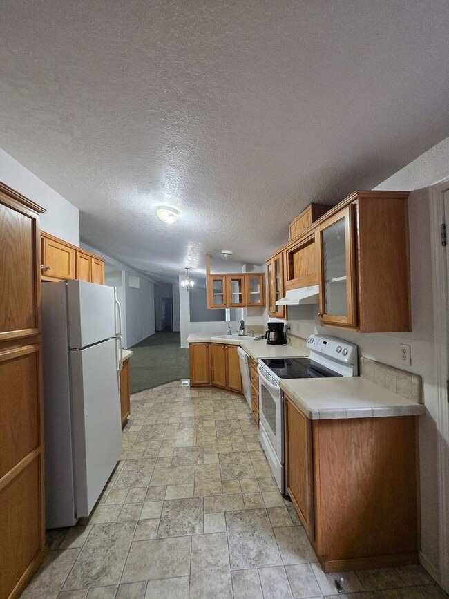 Building Photo - 3 Bedroom 2 Bath