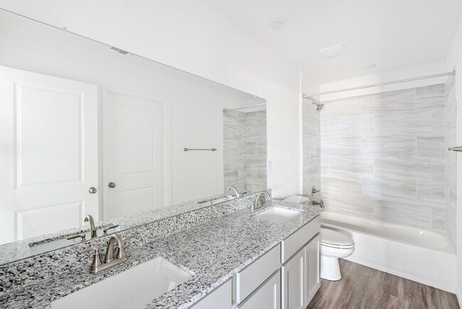 Building Photo - Exceptional 3 bedroom, 2 bathroom duplex!